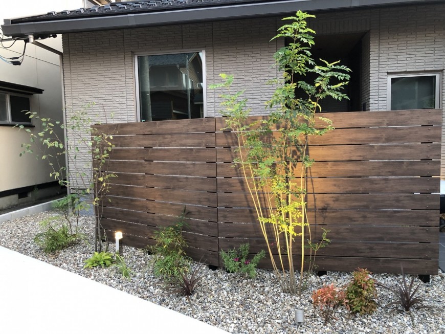 木調ﾌｪﾝｽと植栽