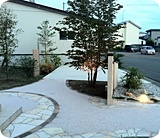 玄関からのアプローチ