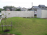 広い芝庭とフェンス　