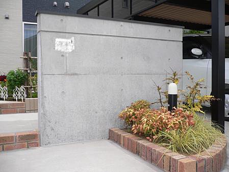 玄関前　シンプルな門塀に植栽とライト