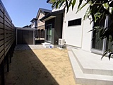 使い勝手の良い物置とリビング前にテラス　