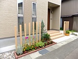 優しい色のアクセントポールと植栽が玄関前を彩ります