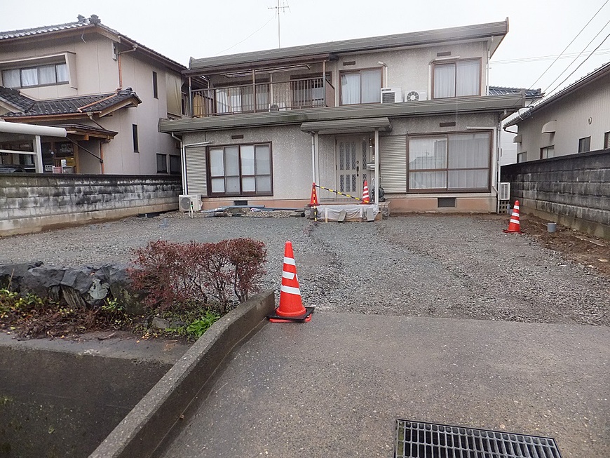 ②植栽、既存カーポートを全て撤去し、整地