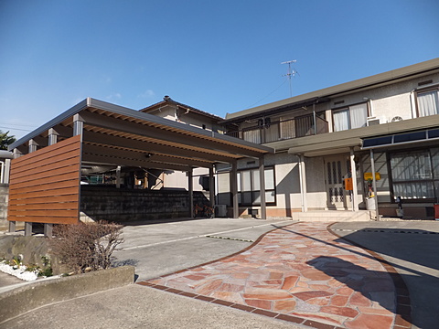 ③3台用カーポートにアプローチ