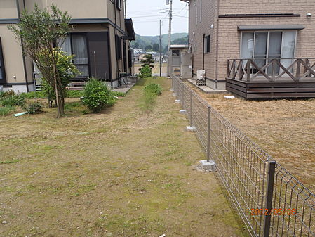 お隣との地境にはメッシュフェンスを使用
