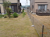 お隣との地境にはメッシュフェンスを使用