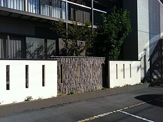 目隠しの塗り壁　ホワイトは汚れ防止にコートを施工