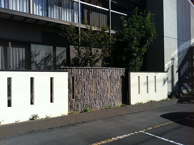 目隠しの塗り壁　ホワイトは汚れ防止にコートを施工