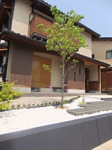２色の砂利がきれいに並べられてお庭を引き立てます