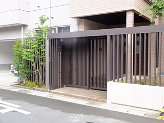 目隠し　玄関前
