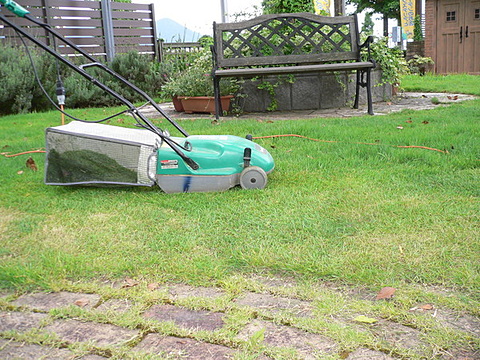 芝刈り中。　　きもちいい一